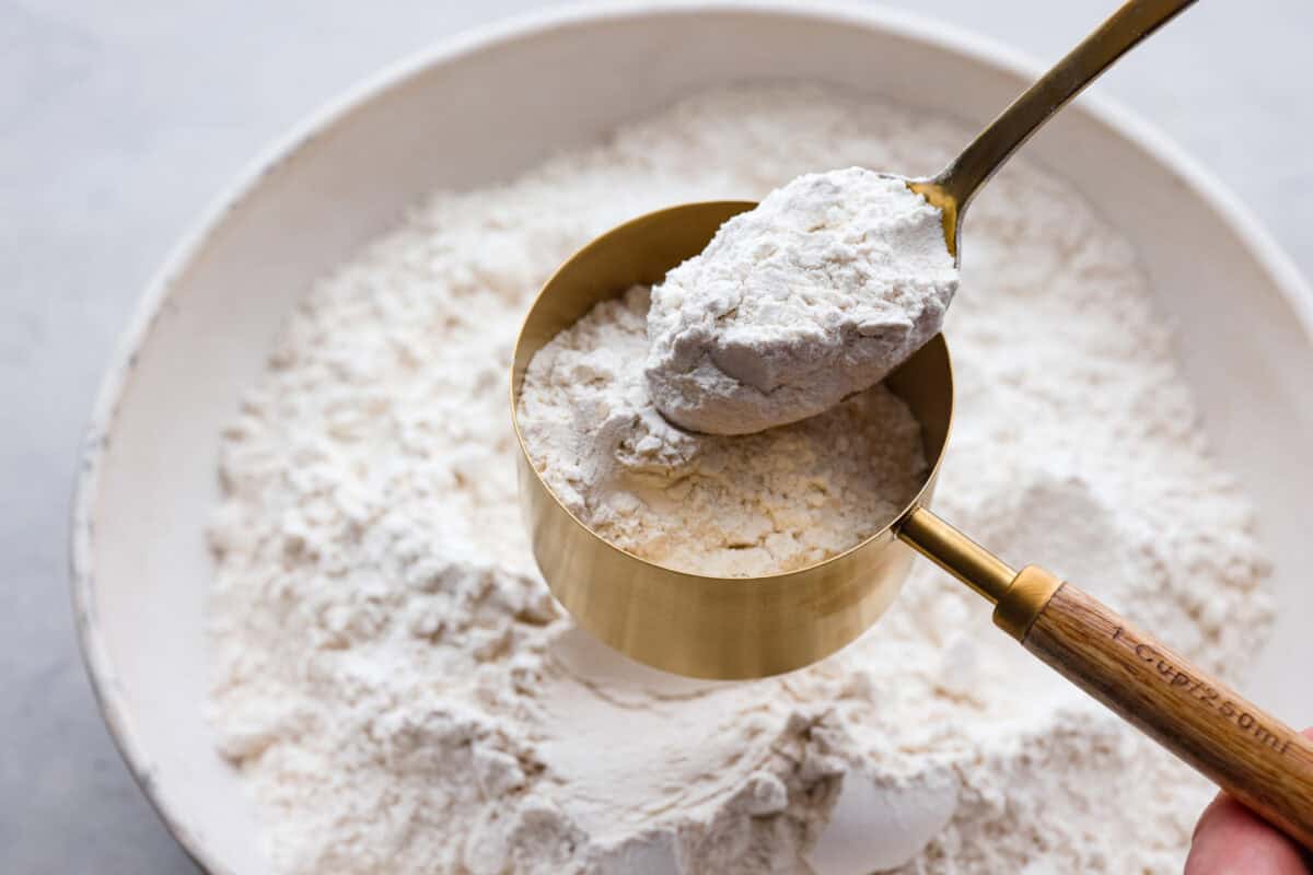 A picture of how to properly measure flour. - How To Properly Measure Baking Ingredients