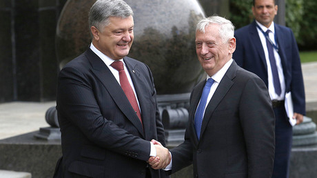 Ukrainian President Petro Poroshenko (L) shakes hands with US Secretary of Defense Jim Mattis before their meeting in Kiev on August 24, 2017 © Anatolii Stepanov - Russia Drafts UN Security Council Resolution To Send Peacekeepers To Ukraine — RT News