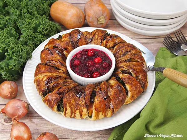 Vegetable Crescent Roll Ring - 101 Thanksgiving Recipes With No Meat Or Dairy
