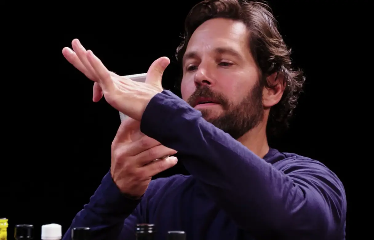This image has an empty alt attribute; its file name is sub-buzz-325-1571932944-3.png - Paul Rudd Can Make His Fingers Look Like A Butt In Pictures, Which Is A Skill I Hope To Acquire One Day