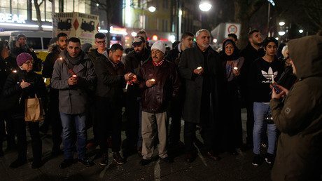 Refugees and asylum seekers hold candles to commemorate the 12 killed victims of a truck that ploughed into a crowded Christmas market at Breitscheidplatz in Berlin, Germany, December 20, 2016 © Hannibal Hanschke - German Interior Minister Wants Federal ‘departure Centers’ To Speed Up Deportations — RT News