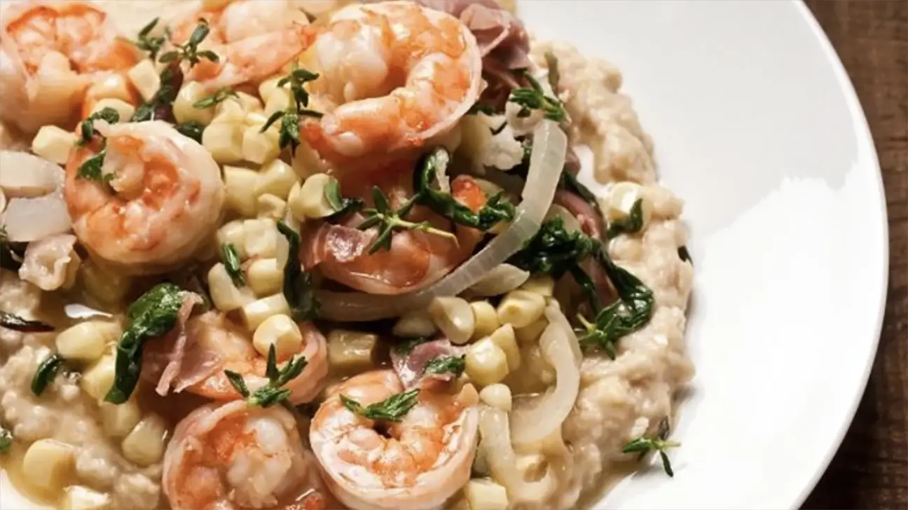 Shrimp and grits - 7 Savory Ways To Eat Grits For Breakfast, Lunch, And Dinner