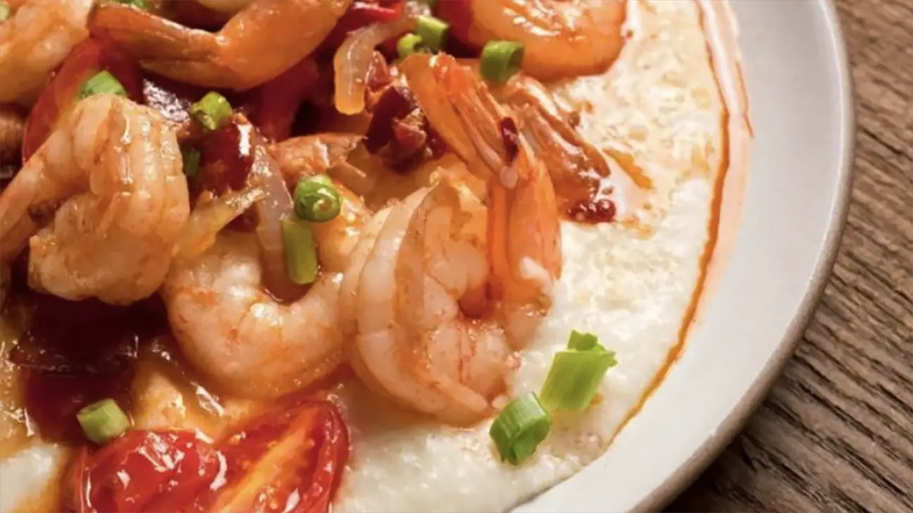 Spicy shrimp and grits - 7 Savory Ways To Eat Grits For Breakfast, Lunch, And Dinner